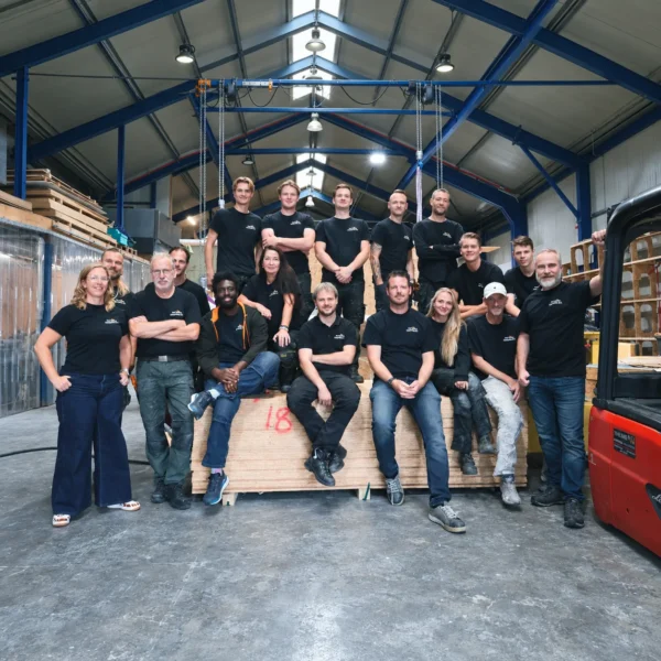 Het team van PD Composites samen in de werkplaats
