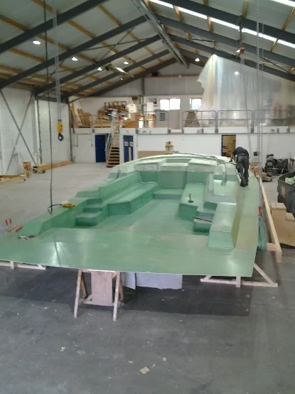 Een groen casco in de werkplaats bij Pauls eerste opdracht in 2012