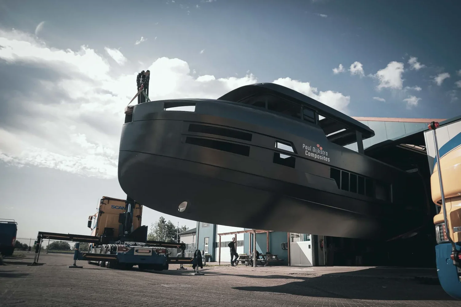 Donker bootcasco hangend aan hijsbanden