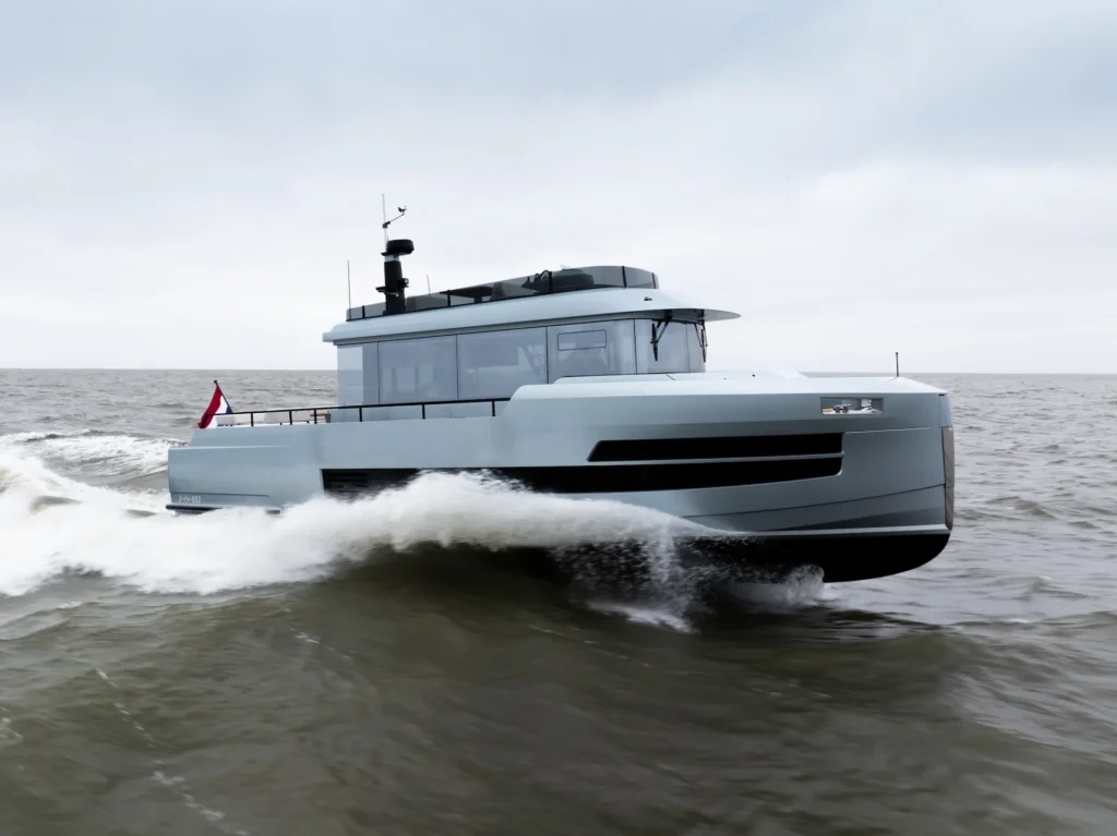 Motorjacht varend op open water