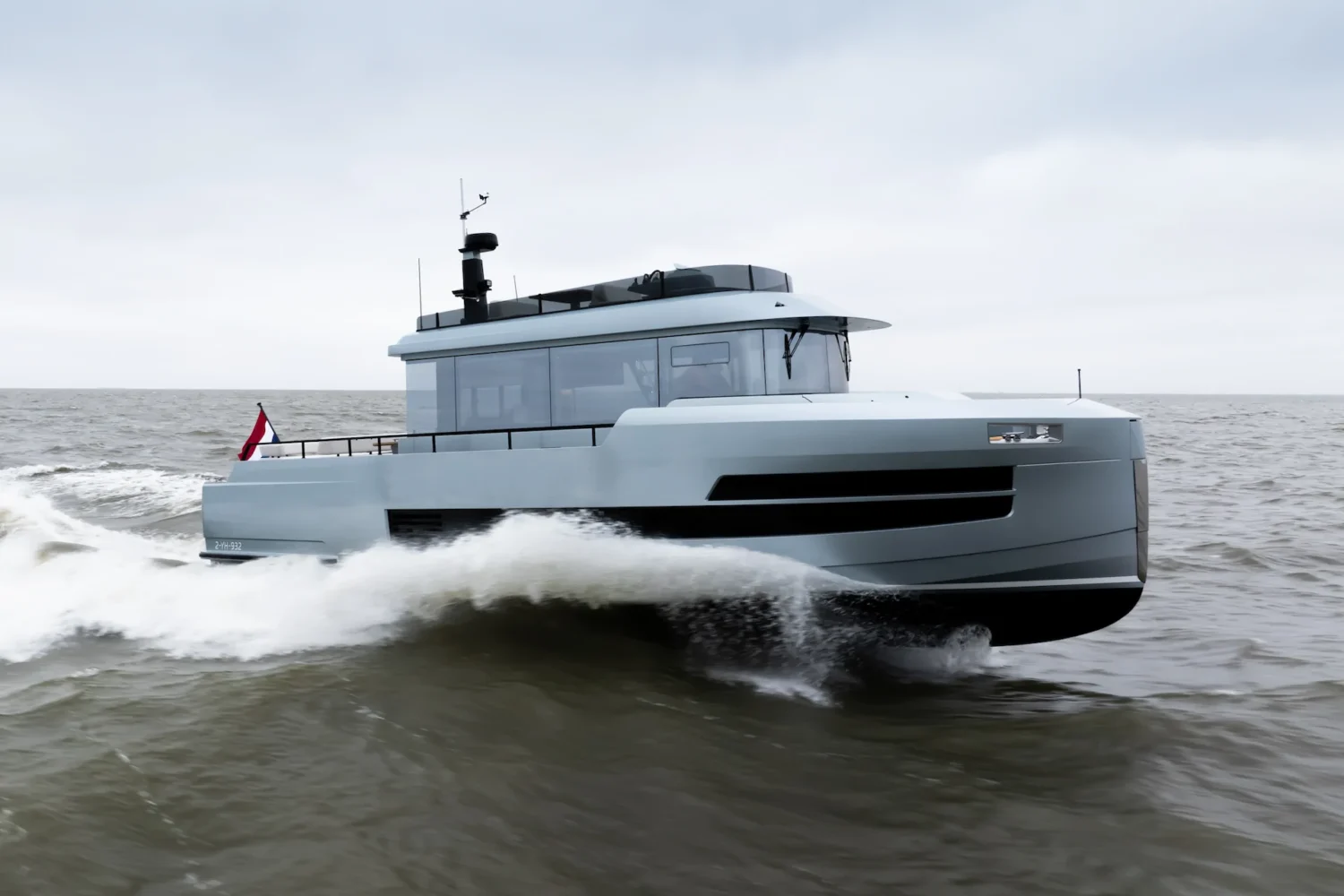 Motorjacht varend op open water