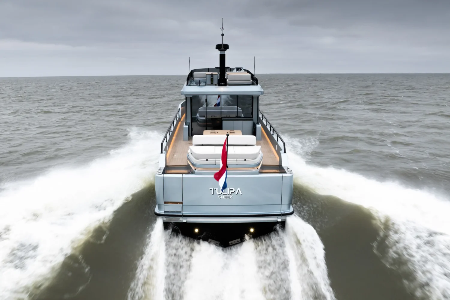 Achteraanzicht van een motorjacht op snelheid