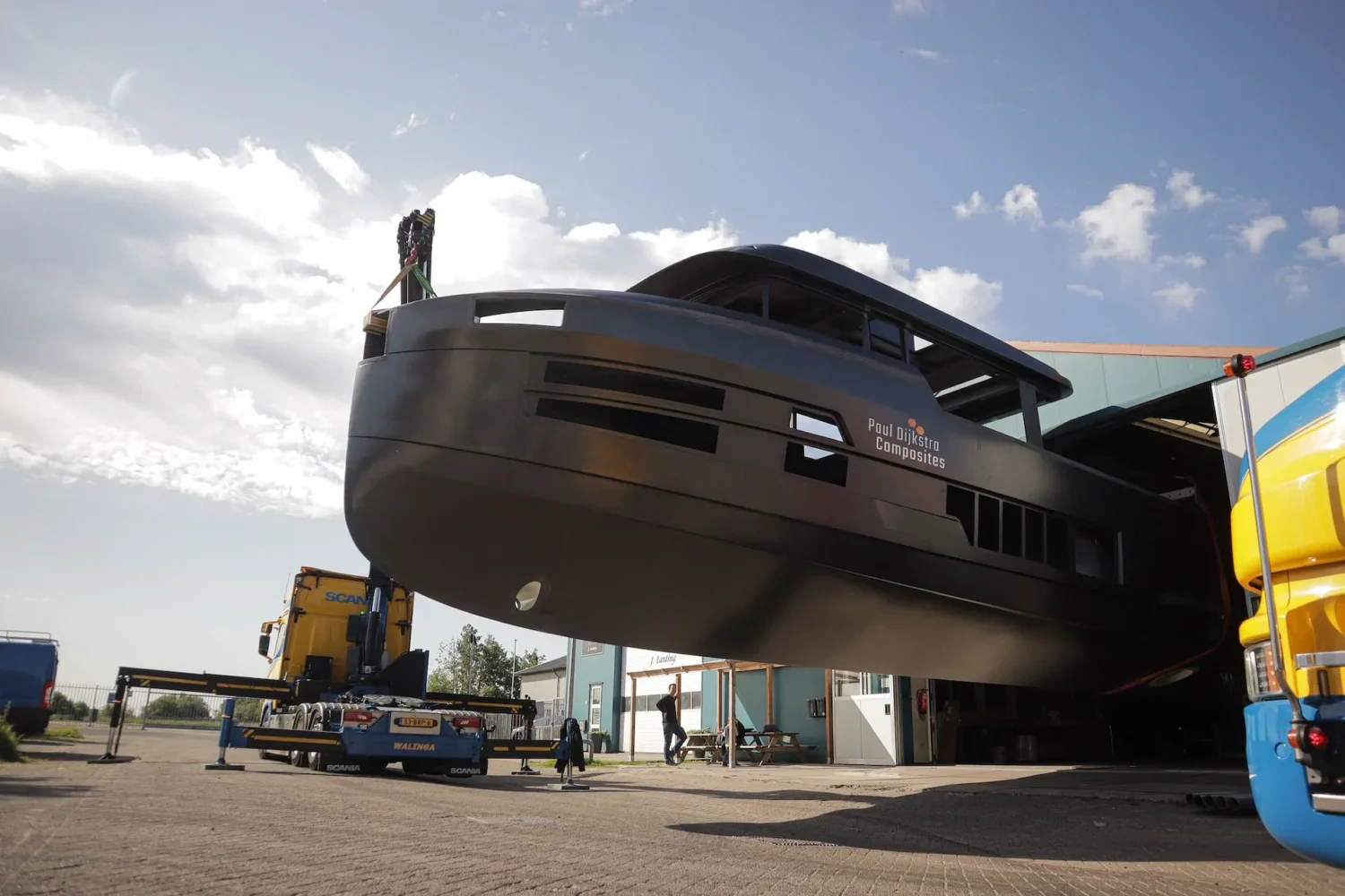 Donker motorjachtcasco wordt buiten gehesen