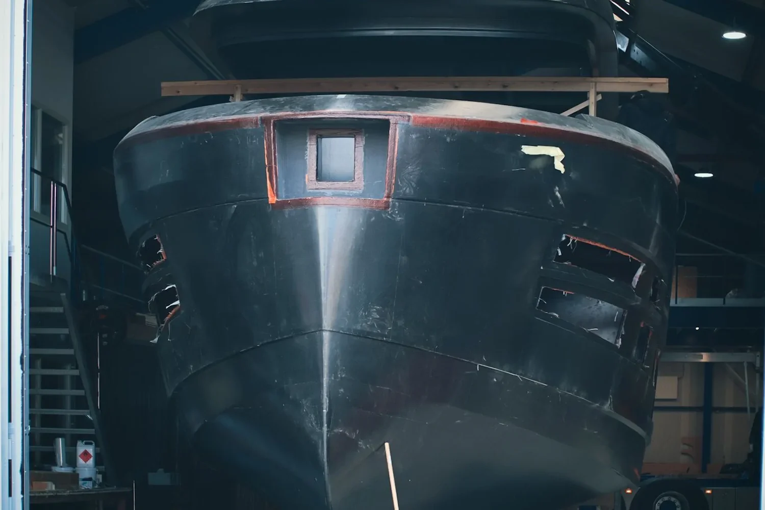 Vooraanzicht van een bootcasco in de hal