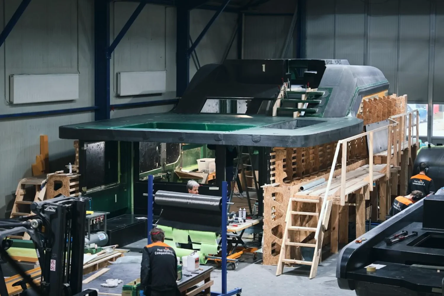 Jachtopbouw op een houten bouwframe in de werkplaats