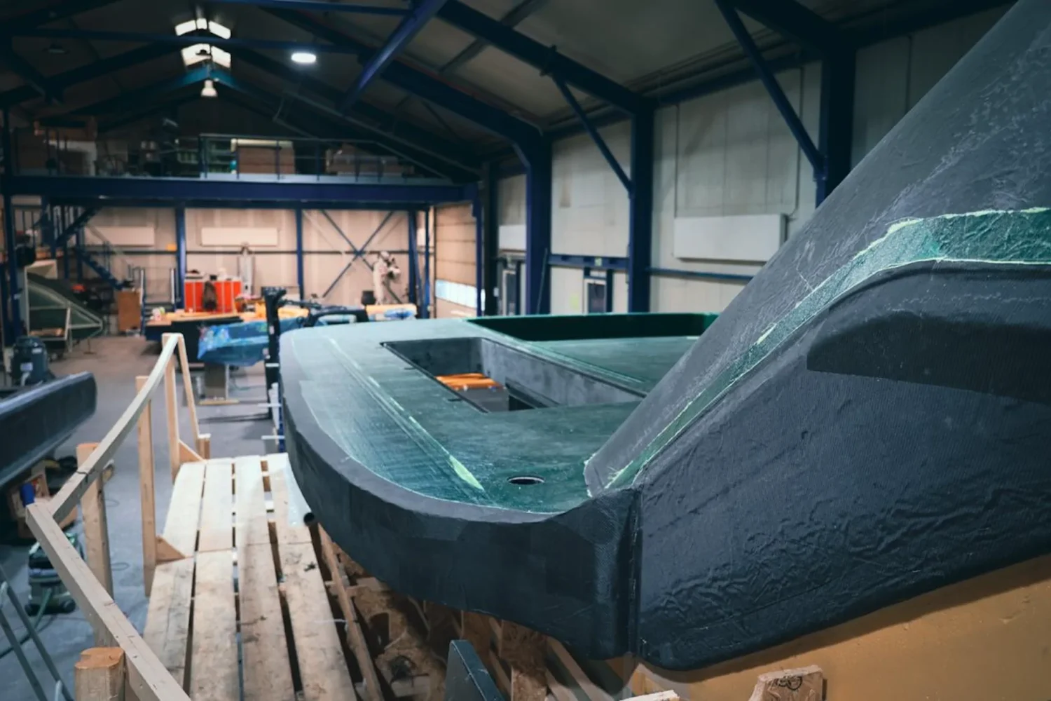 Gebogen donkere jachtopbouw in aanbouw