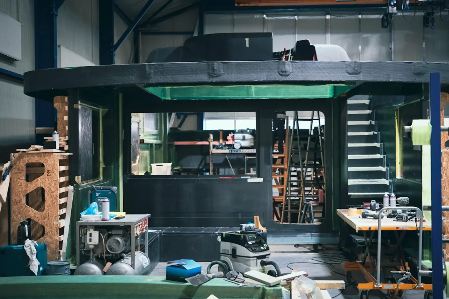 Jachtopbouw en werksteigers in de hal