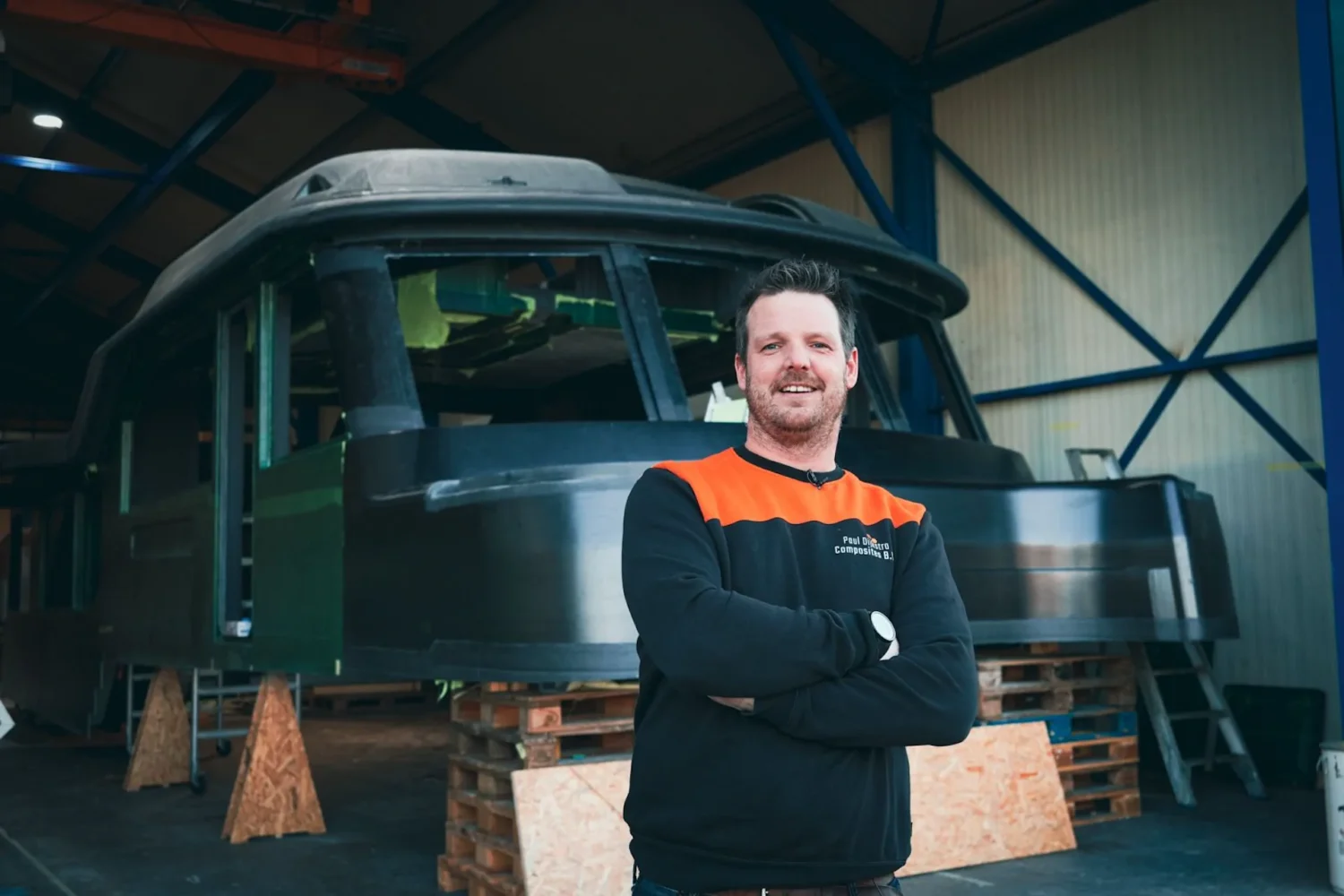 Medewerker poseert voor een jachtopbouw