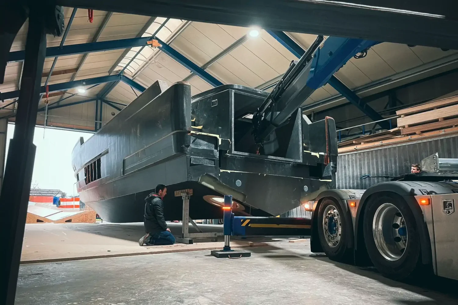 Bootcasco op transport bij de haldeur