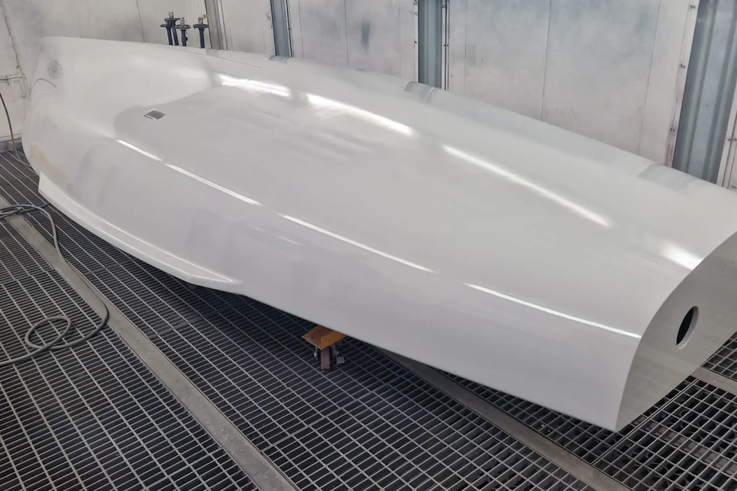 Witte bootromp van opzij in een spuitruimte