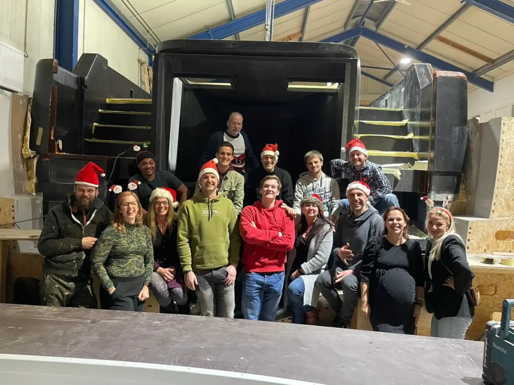 Groepsfoto voor een bootcasco in de werkplaats