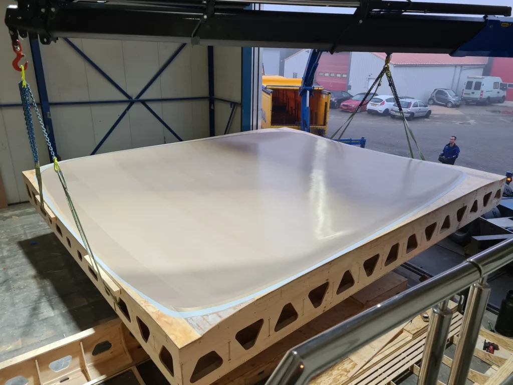 Witte malplaat op een houten steunconstructie