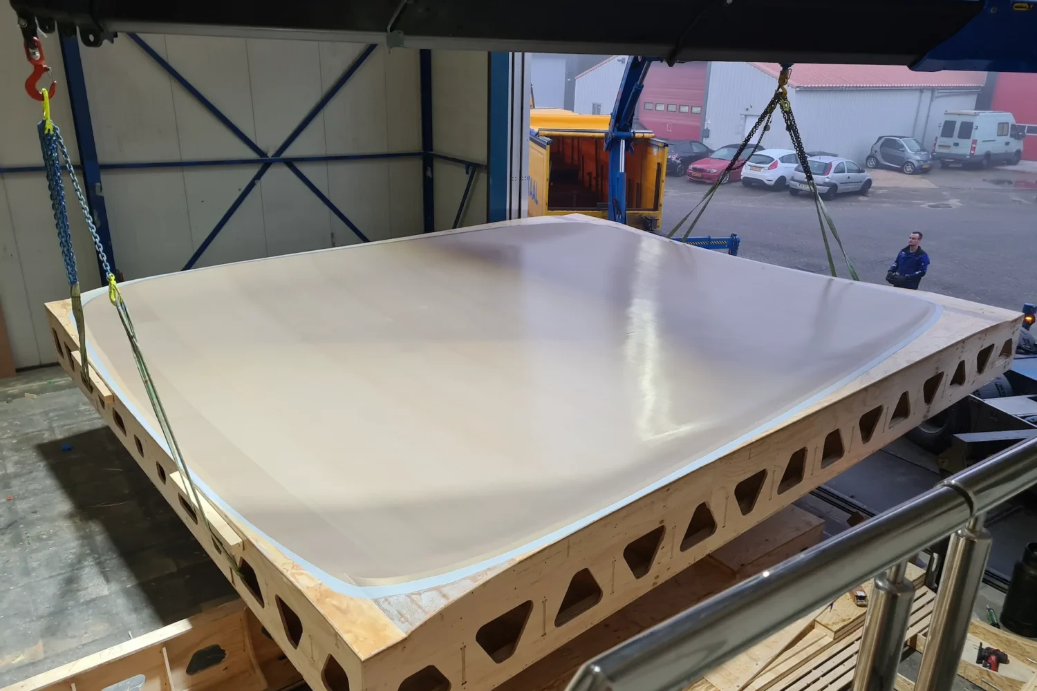 Witte malplaat op een houten steunconstructie