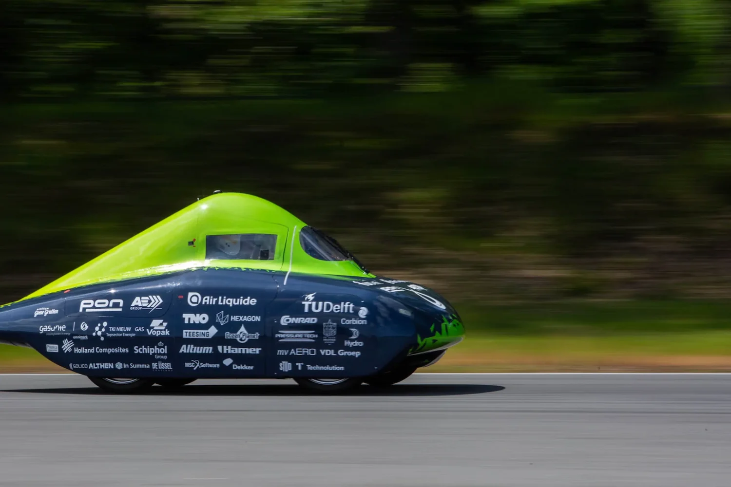 Gestroomlijnde blauwgroene auto op een testbaan