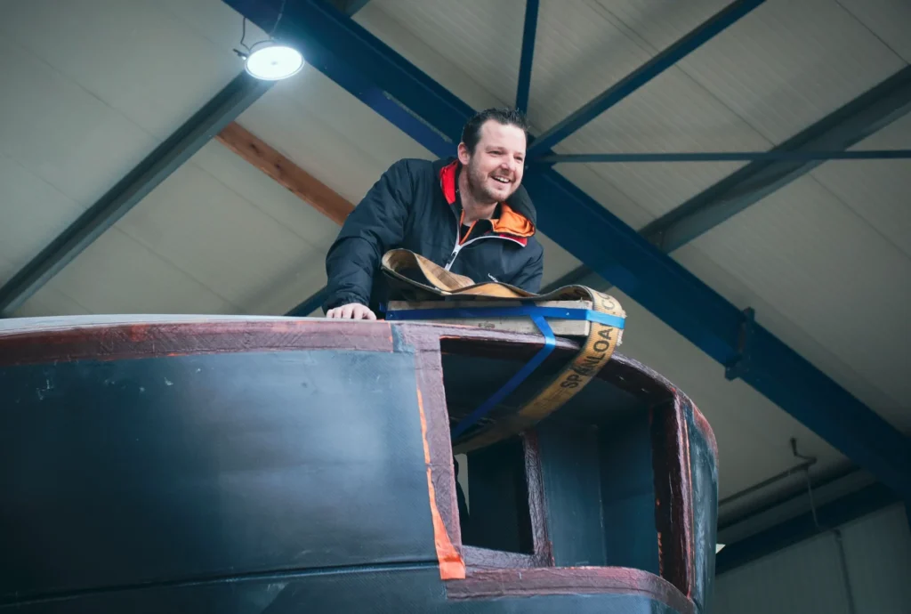 Medewerker bij de rand van een donkere jachtopbouw