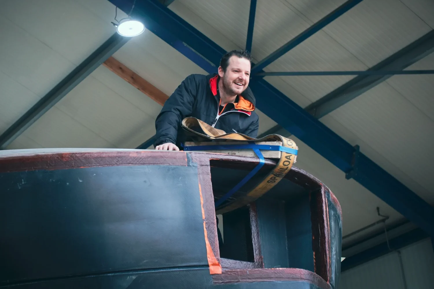 Medewerker bij de rand van een donkere jachtopbouw