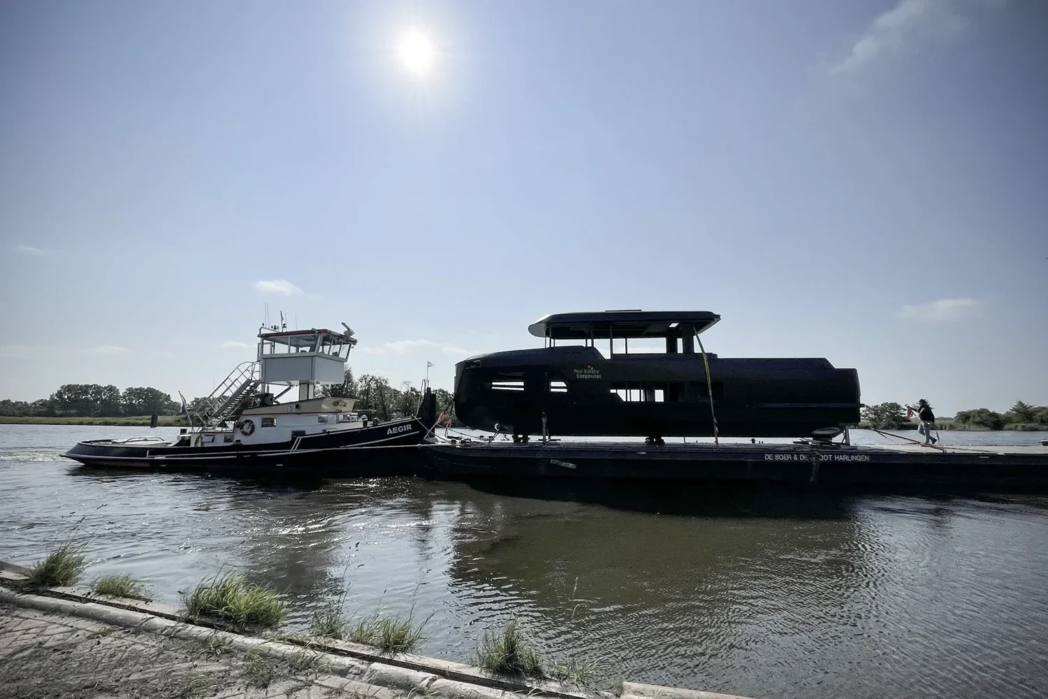 Bootcasco op transport over het water