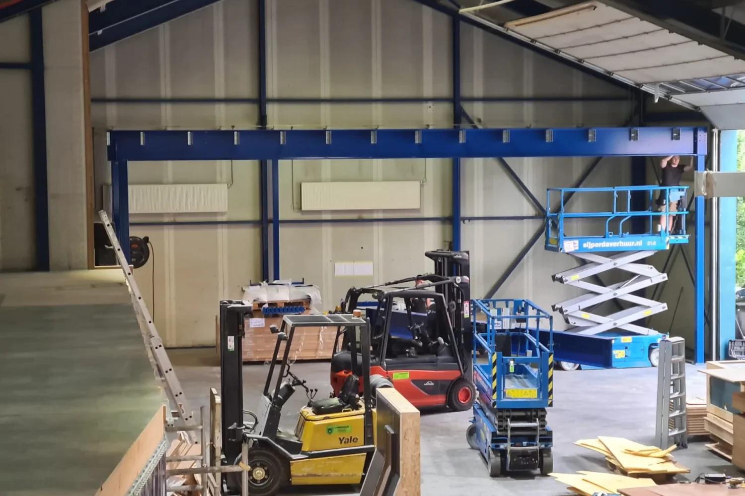 Productiehal met kraanbaan en werkmateriaal