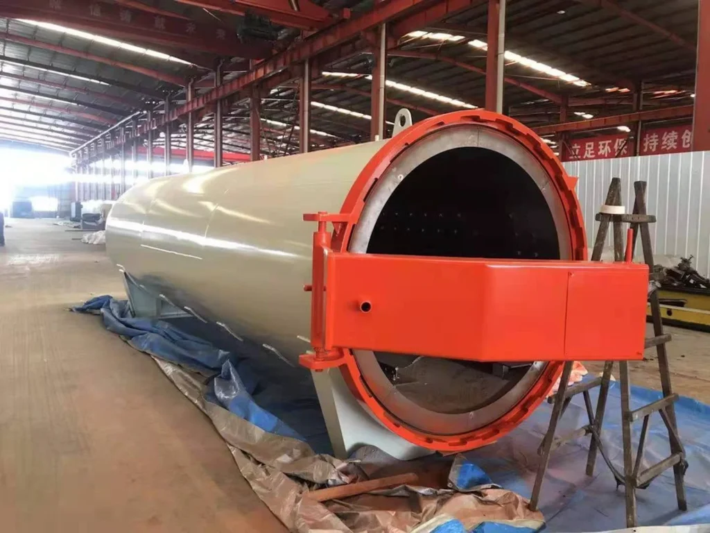 Autoclaaf met geopende rode deur