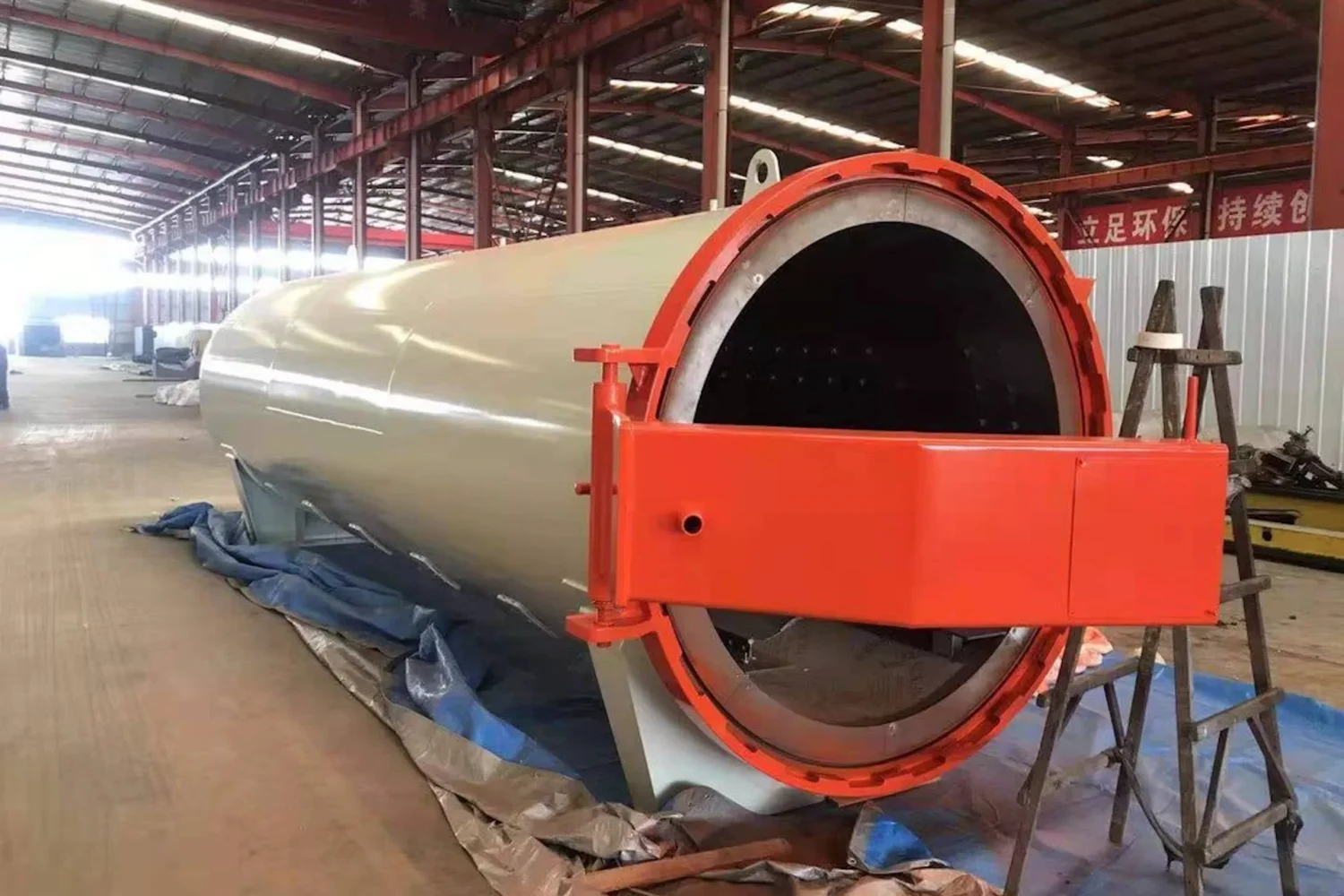 Autoclaaf met geopende rode deur