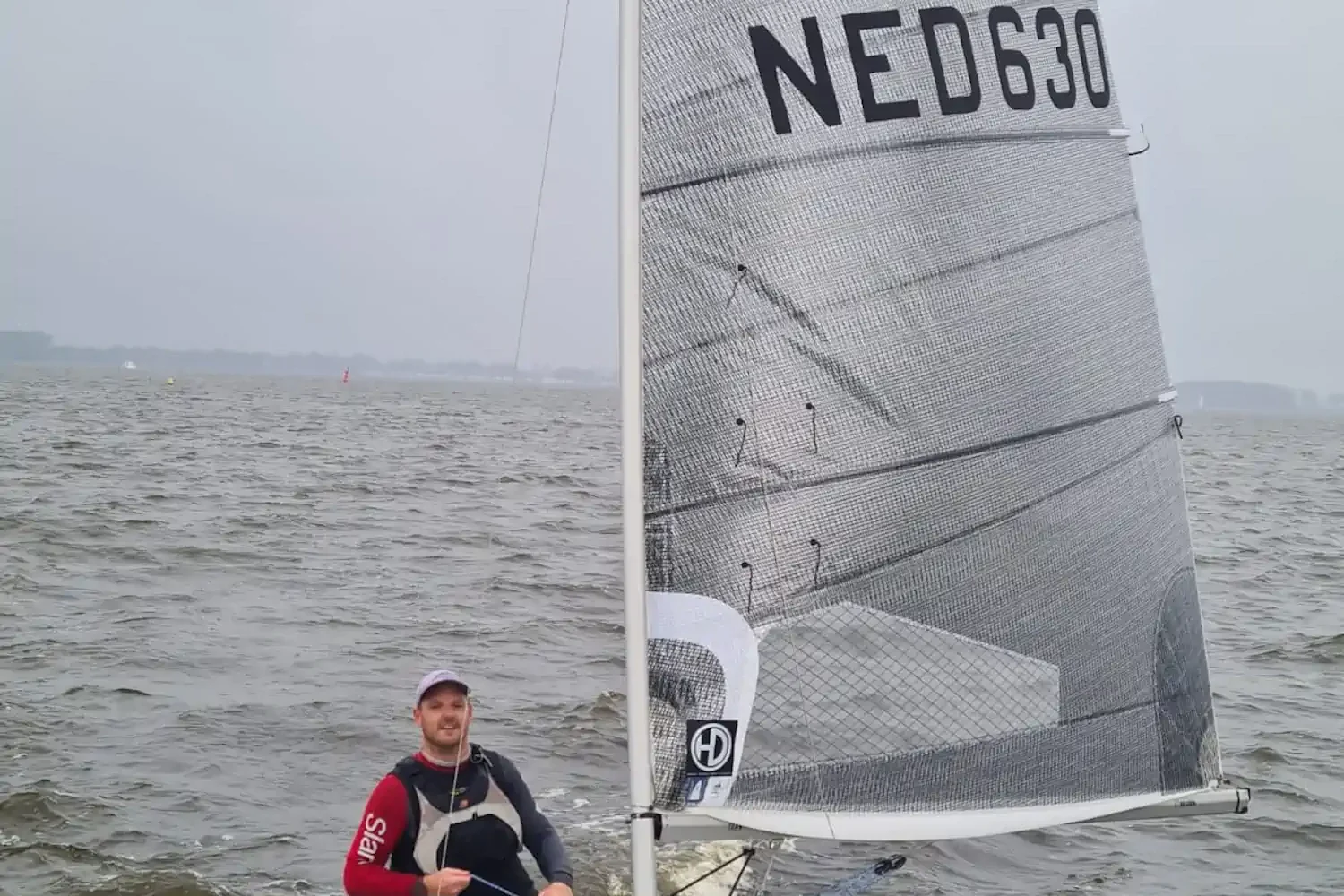 Solozeiler op het water
