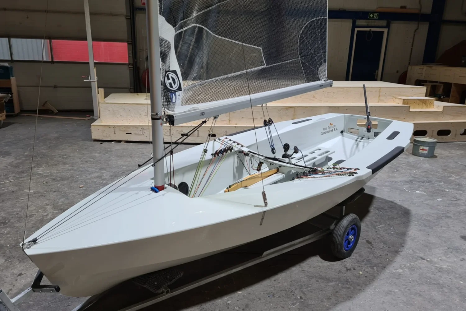 Kleine witte zeilboot op een boottrailer