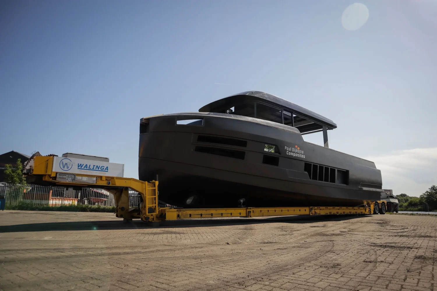 Donker motorjachtcasco op een transportwagen