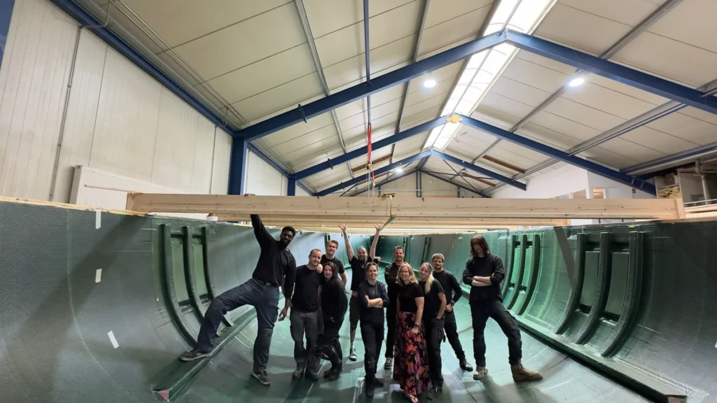 Team in een open bootromp in de werkplaats