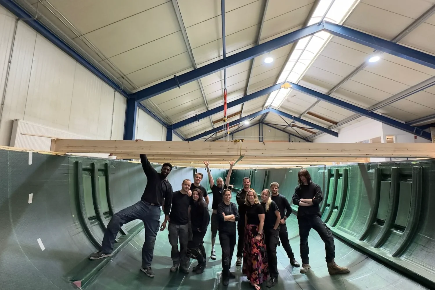 Team in een open bootromp in de werkplaats