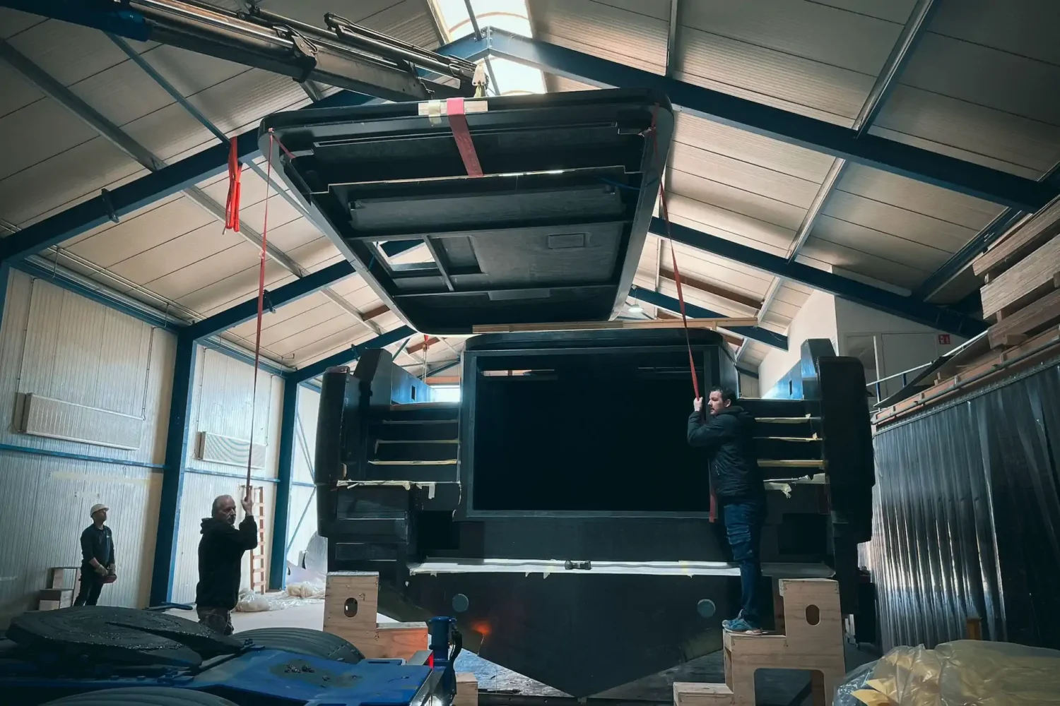 Groot bootcasco tijdens werkzaamheden in de hal