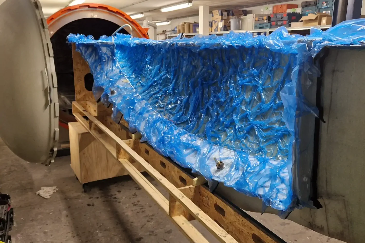 Blauw vacuümfolie op een rompmal