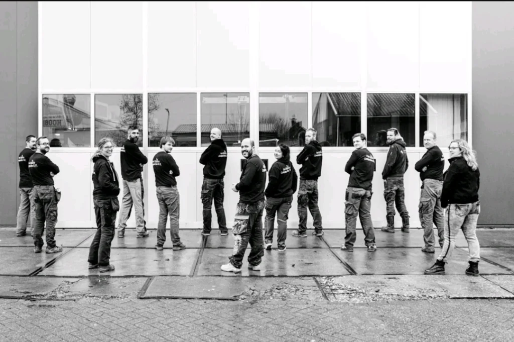 Medewerkers op een rij voor de bedrijfshal