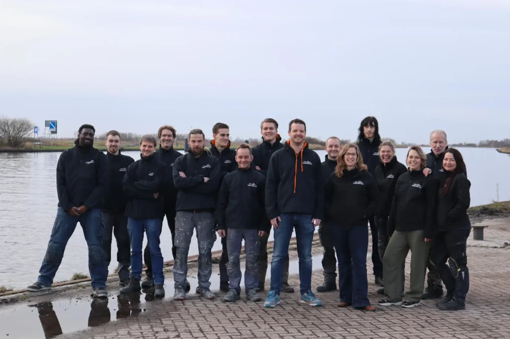 Teamfoto aan het water