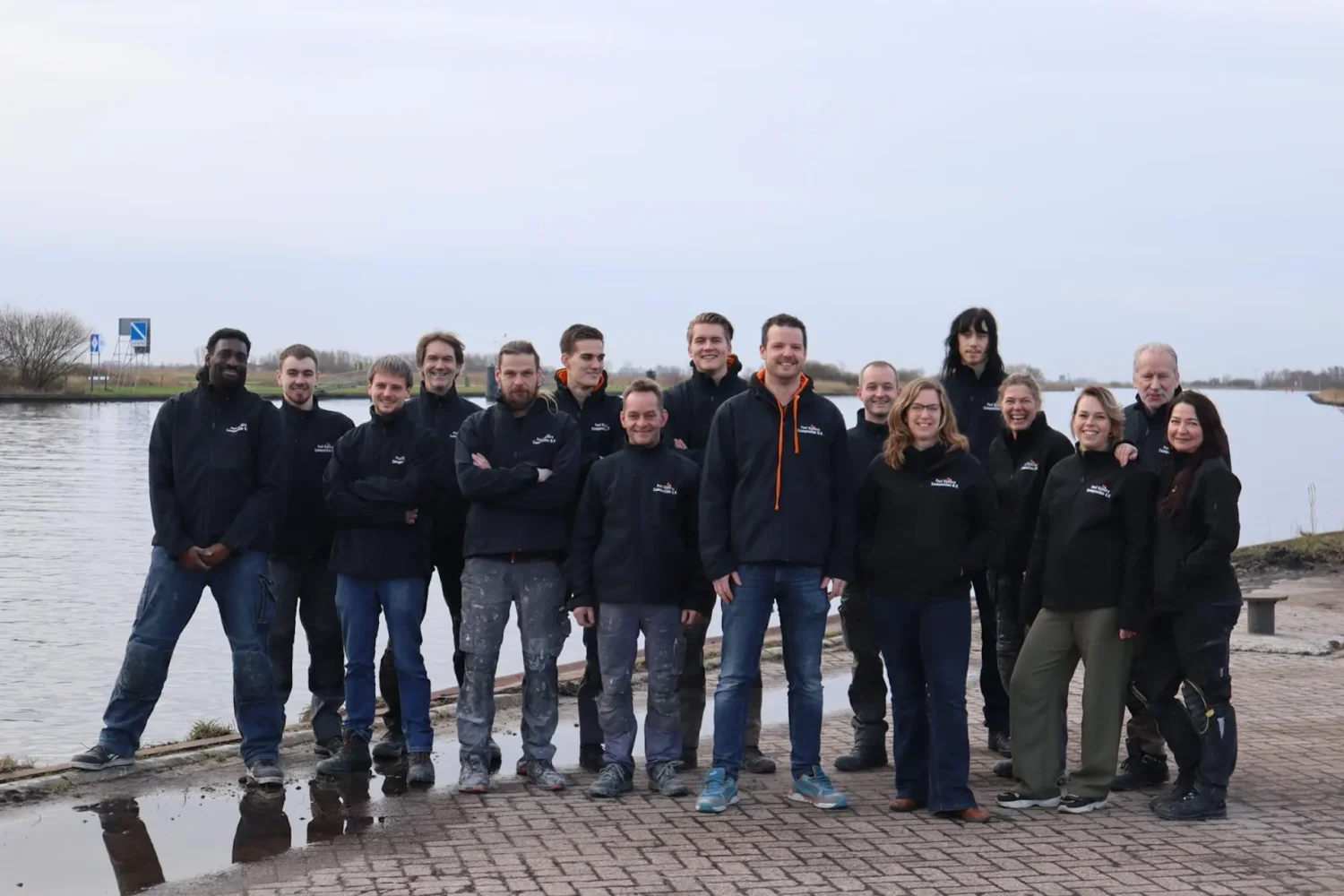 Teamfoto aan het water