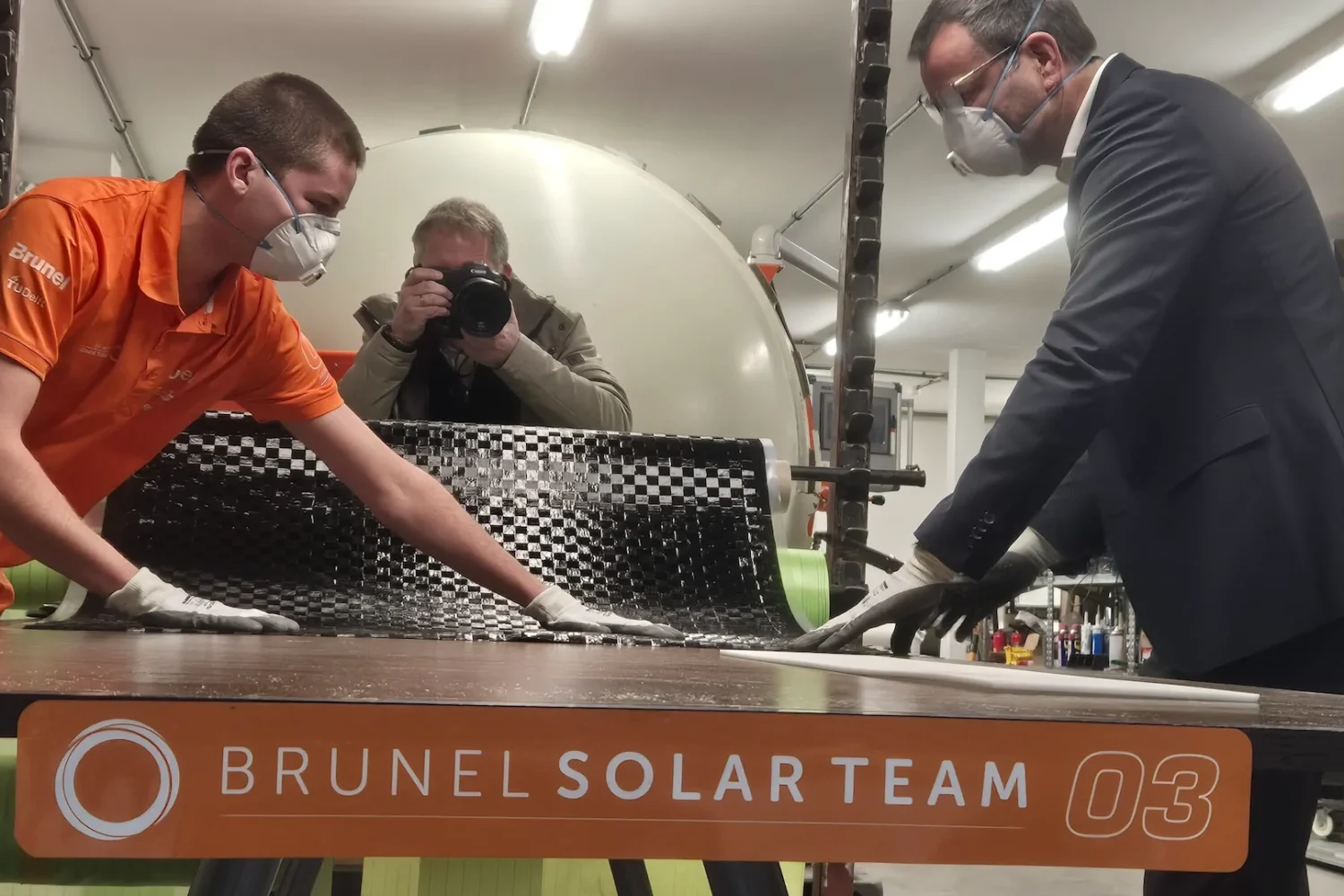 Leden van het Brunel Solar Team werken aan een zonneauto