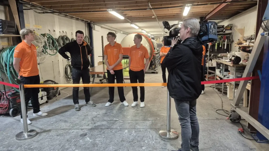 Mensen bij de opening van de productie van een zonneauto