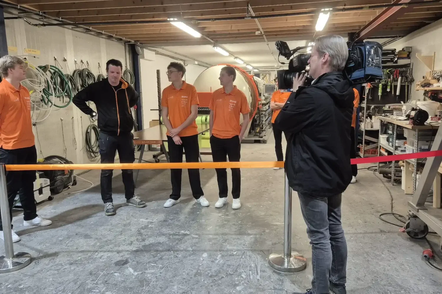 Mensen bij de opening van de productie van een zonneauto