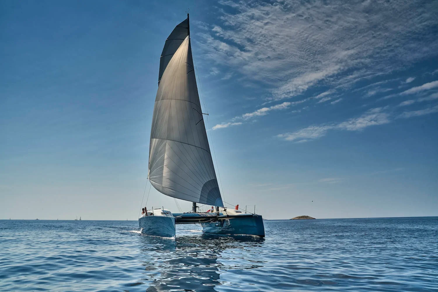 Zeiljacht met donker zeil op open water