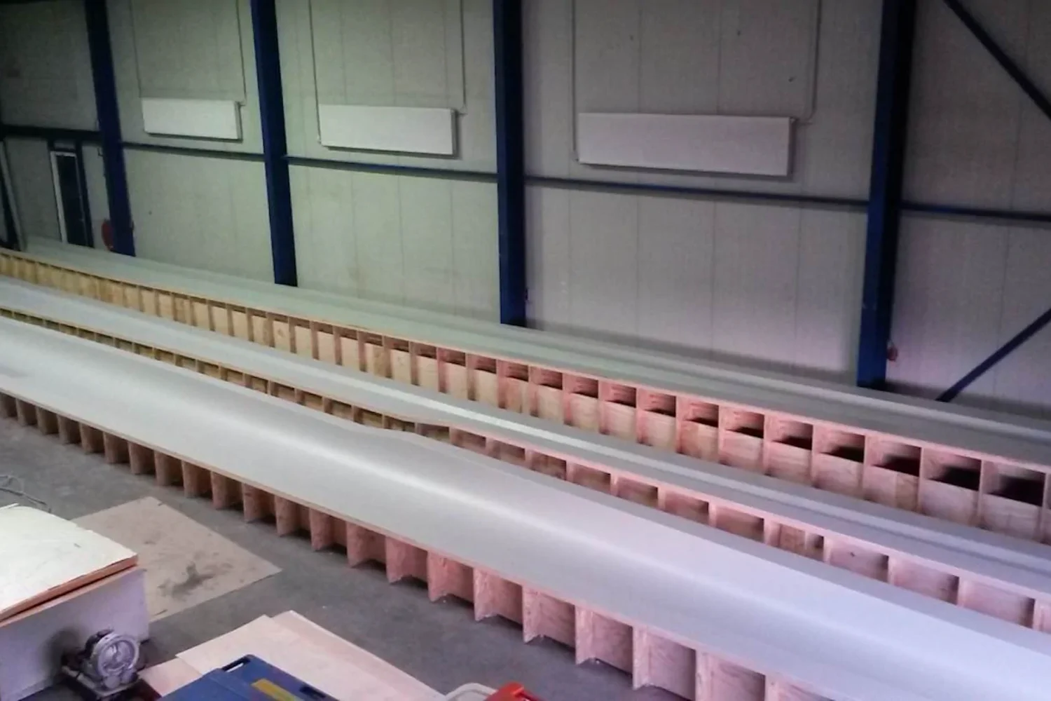 Lange maldelen naast elkaar in de werkplaats