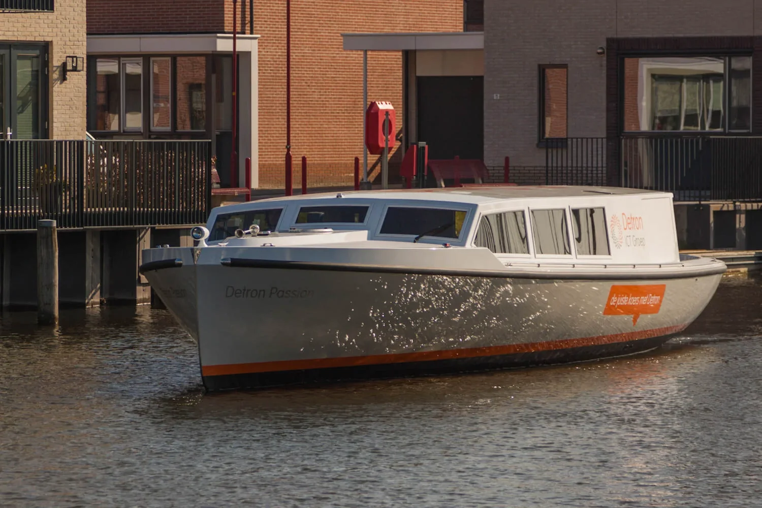 Motorboot afgemeerd langs de kade