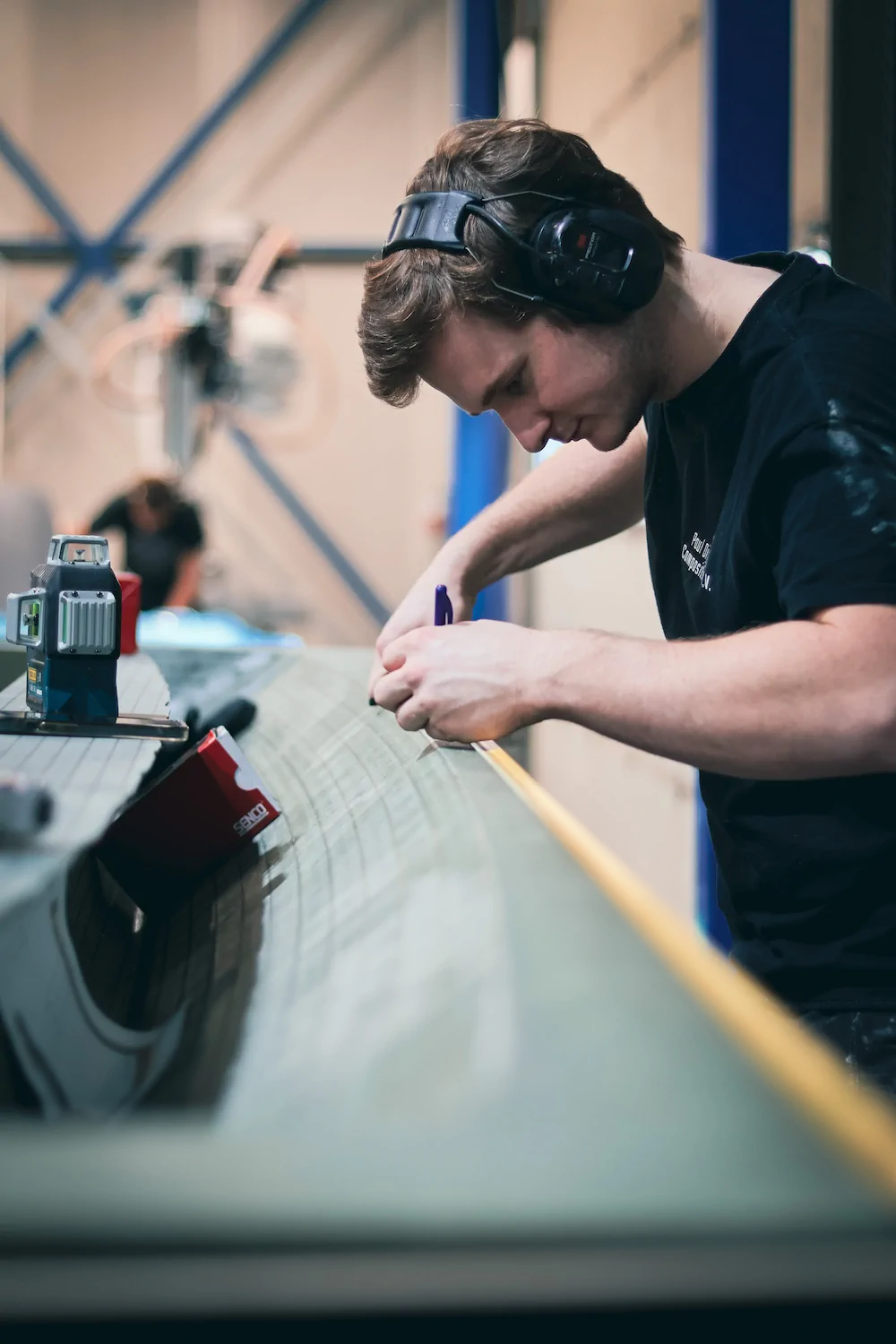 Medewerker controleert de rand van een composietonderdeel