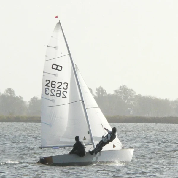 Schakel 2623, de wedstrijdzeilboot die Paul op zijn zestiende bouwde