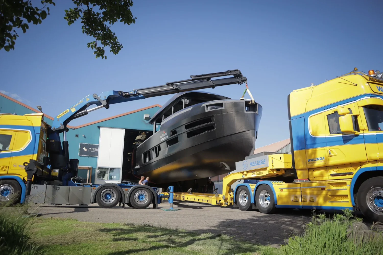 Bootcasco tussen twee vrachtwagens met kranen