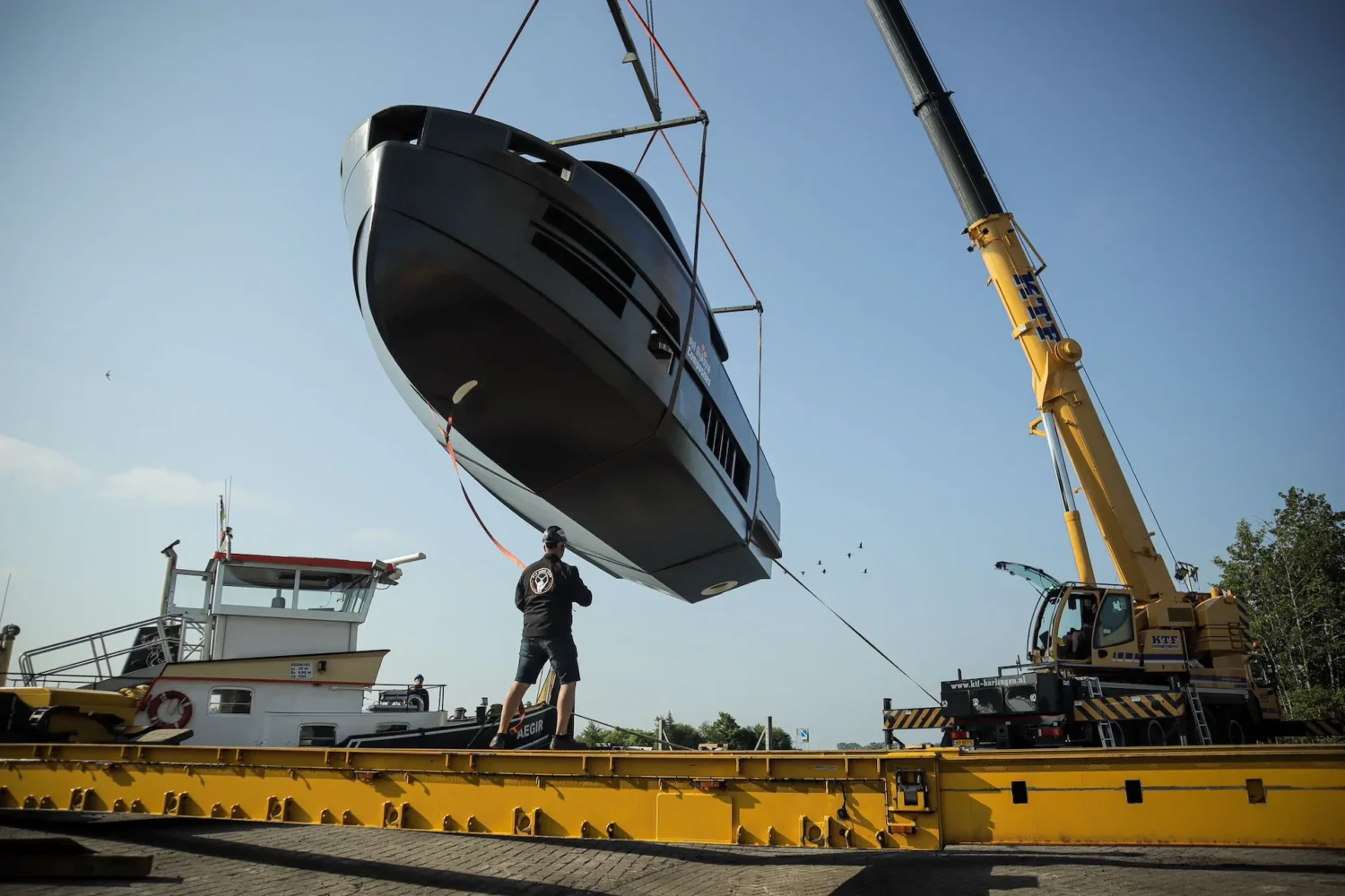 Bootcasco wordt met een kraan boven een ponton gehesen