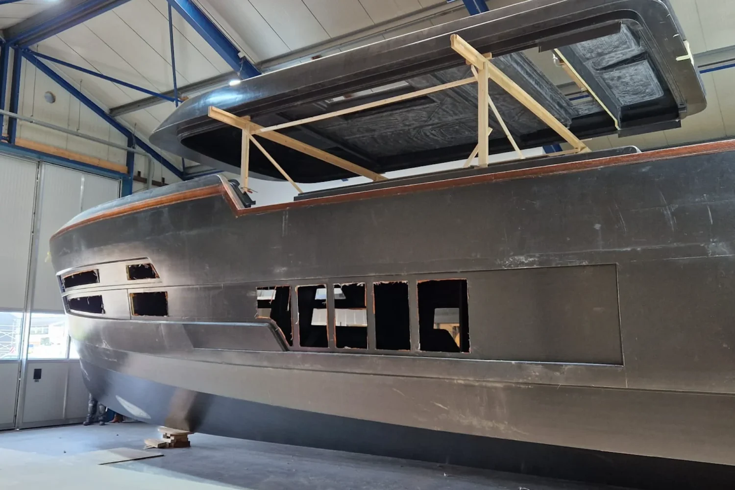 Donker bootcasco met de opbouw erboven