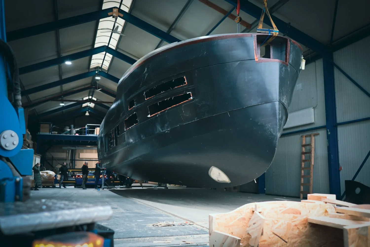 Boeg van een donker jachtcasco in de werkplaats