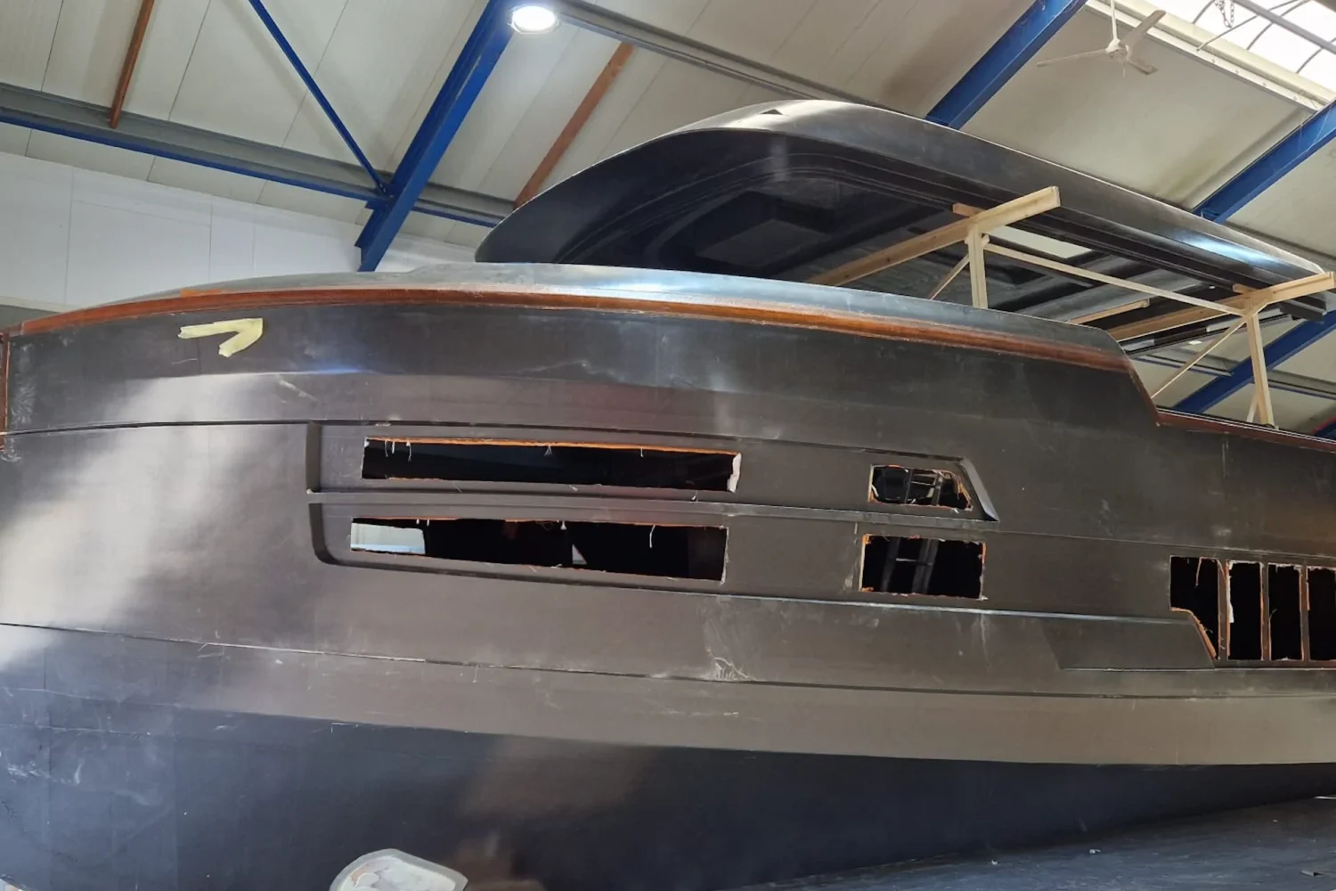 Zijaanzicht van een donker jachtcasco in de hal