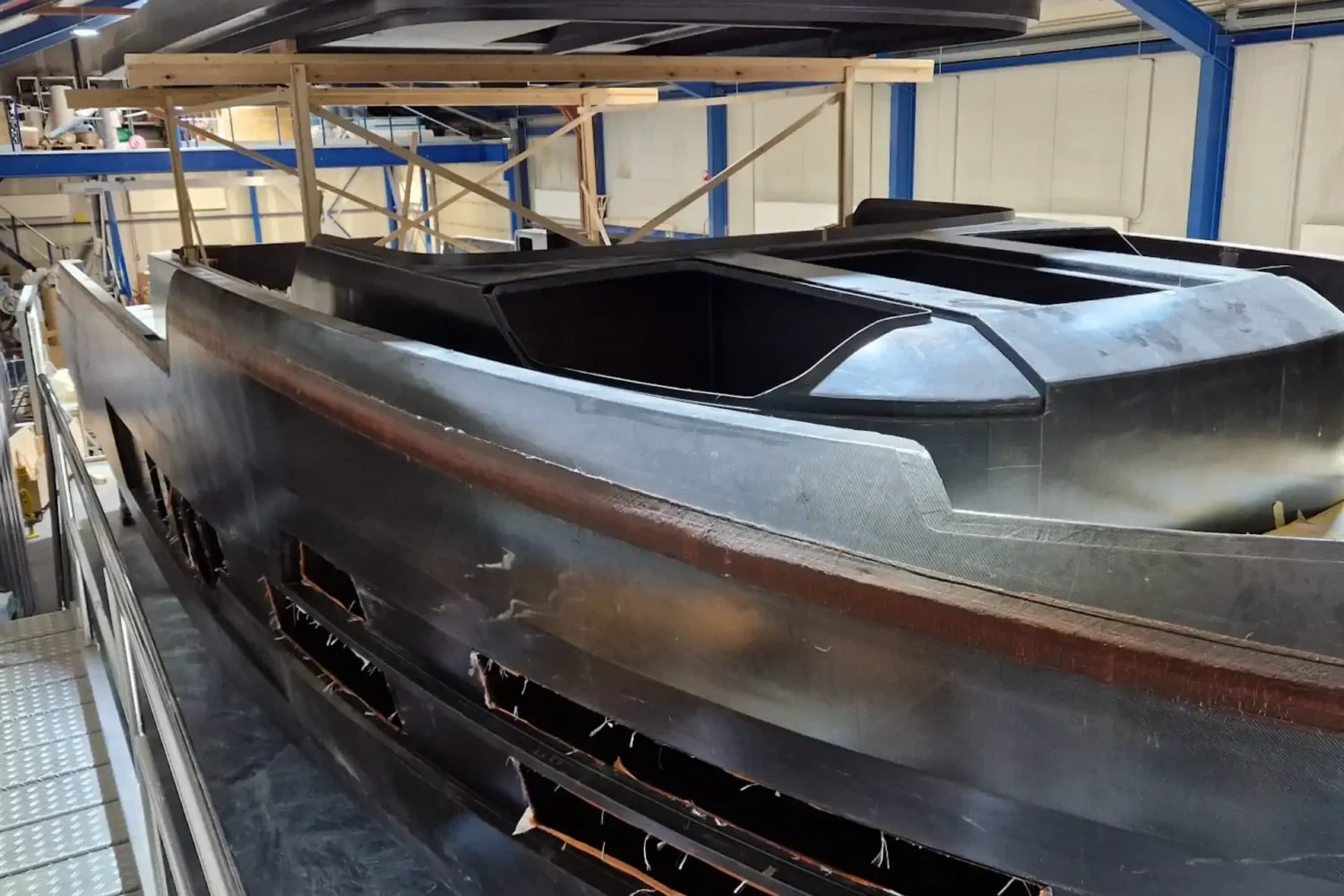 Donker bootcasco en los dek in de werkplaats