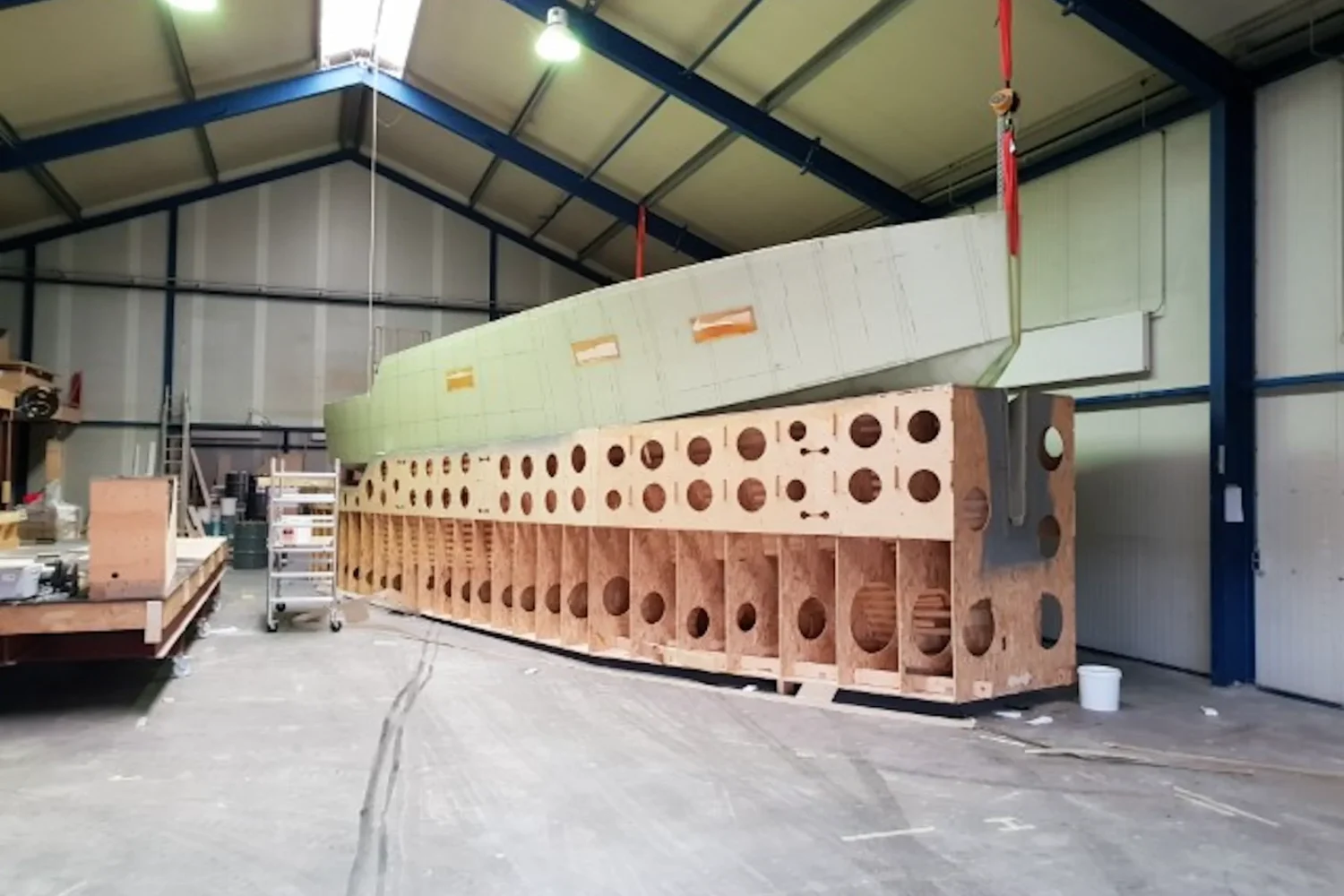 Lang bootonderdeel op een houten steunconstructie