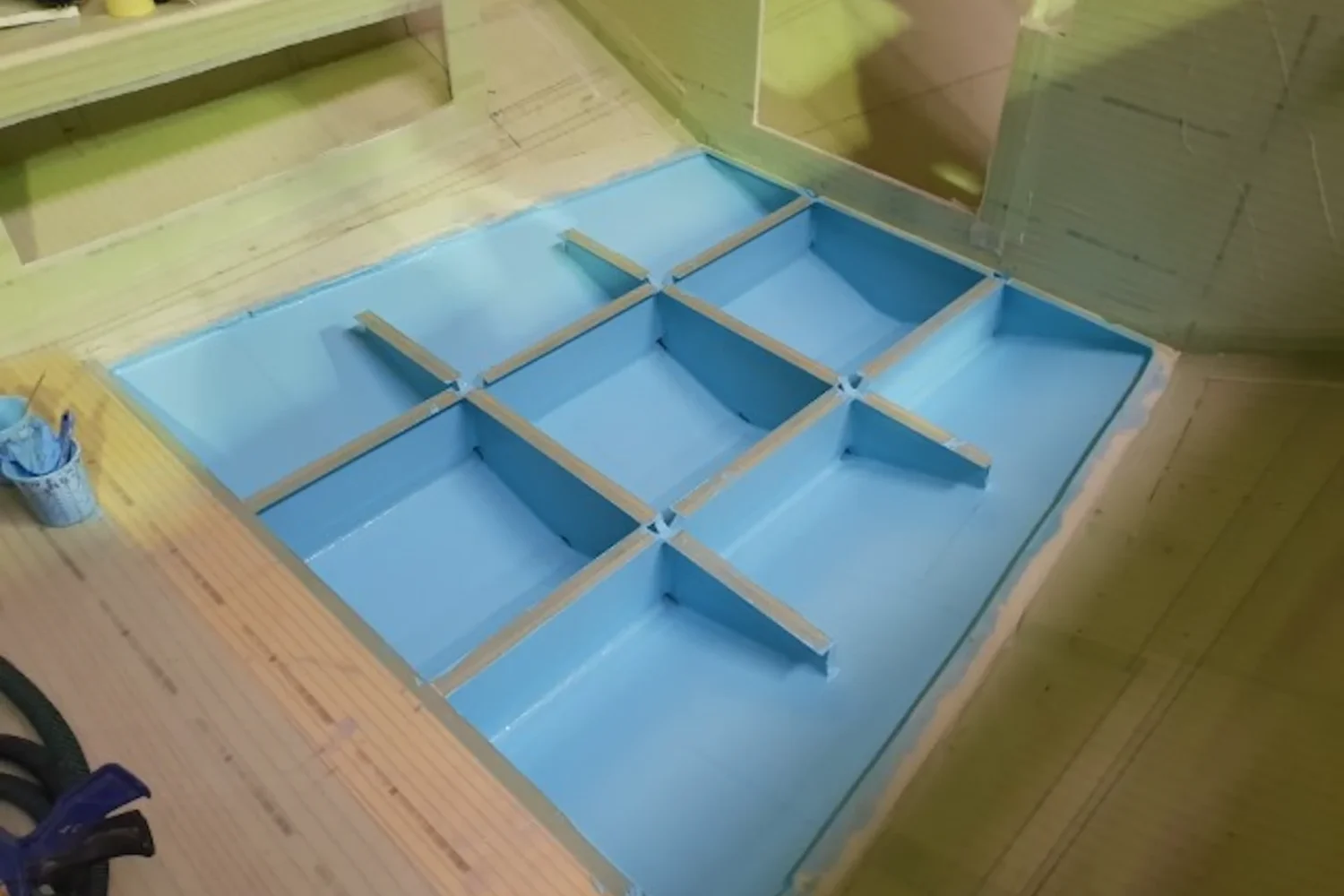 Binnenconstructie van een boot met blauwe beschermlaag
